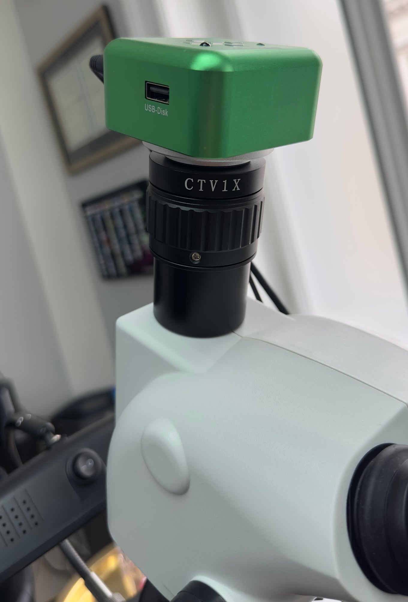C-Mount 4K kamera nainstalovaná na pokročilém gemologickém mikroskopu