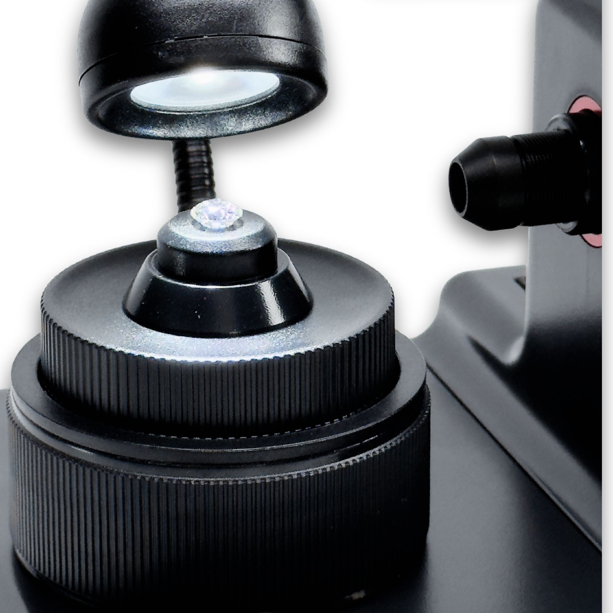 Digitālais mikroskops lāzera marķējuma attēlošanai uz dimanta